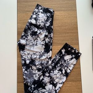 Lululemon tie day leggings
